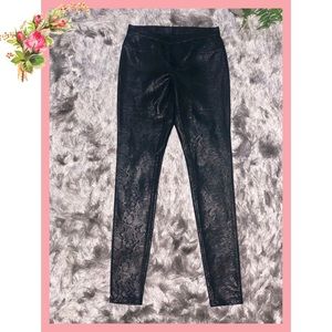 🌸 Hue Fuax Leather Snake Skin Skinny Pants